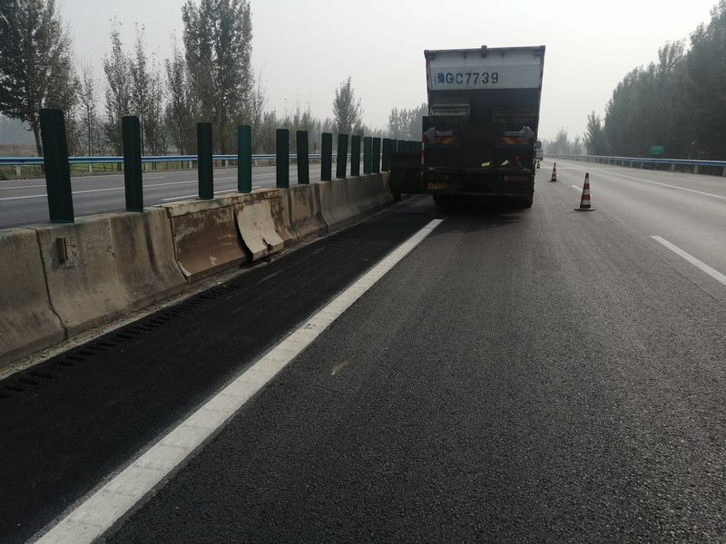 含砂霧封層養護施工